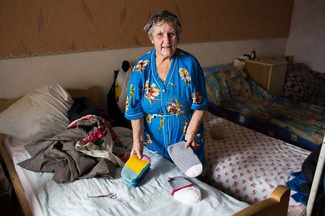 Є кімнатка, де живуть бабусі. Улюблене заняття – в'язати шкарпетки, дивитися телевізор, гуляти і господарювати